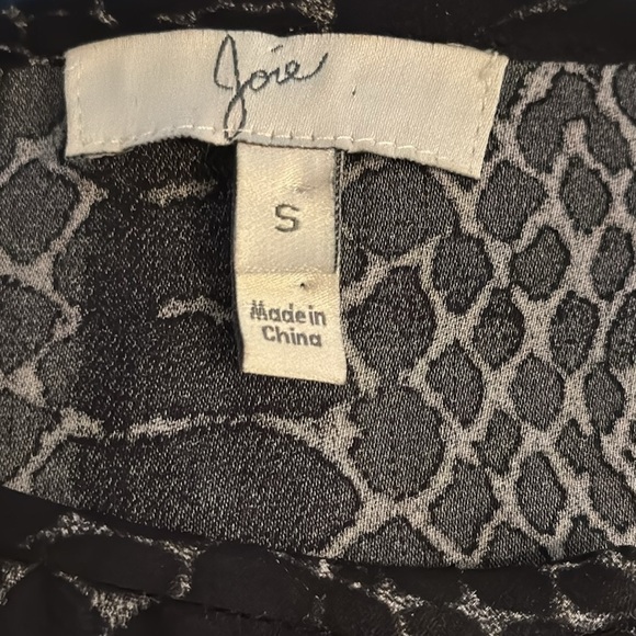 Joie 100% Silk animal print black gray round cap sleeves buttoned down top - Picture 4 of 5